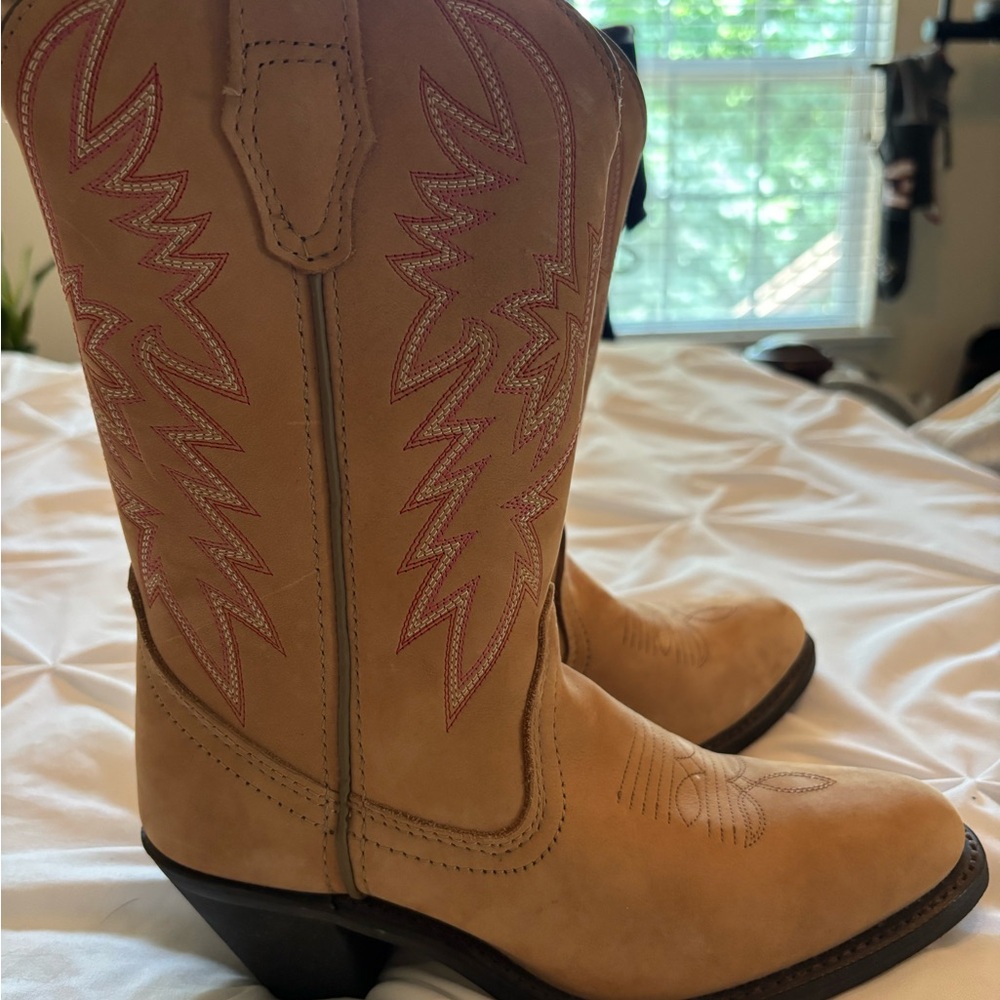 Pink and White Heeled Cowgirl Boots with Decorative Stitching